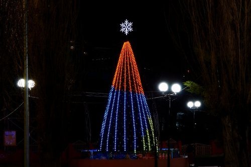 Новогодняя елка с трехмерным освещением
