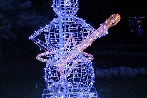 Светомузыкальный снеговик с гитарой