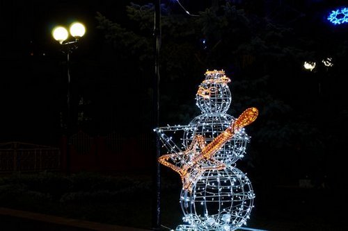 Светомузыкальный снеговик с гитарой