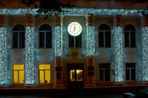 Новое праздничное оформление фасада здания администрации с новыми часами